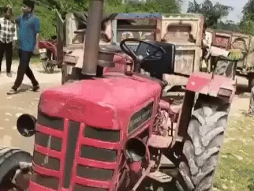 बजरी के अवैध खनन पर कार्रवाई- पुलिस ने दो जेसीबी व तीन ट्रैक्टर किये जब्त