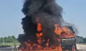 सब्जी से भरे ट्रक ने बाइक को मारी टक्कर, आग लगने से दोनों वाहन जलकर राख; बाइक सवार की मौत