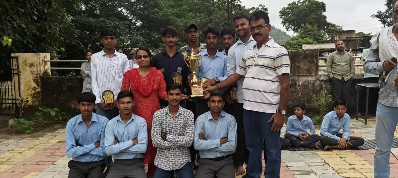 69 वी जिला स्तरीय वॉलीबॉल -19 वर्षीय छात्र प्रतियोगिता में बनेड़ा रहा उपविजेता