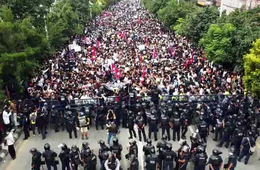 नेपाल में पूर्व PM प्रचंड-देउबा के घर आगजनी:युवाओं के प्रदर्शन के बीच 3 मंत्रियों के इस्तीफे, गिर सकती है सरकार