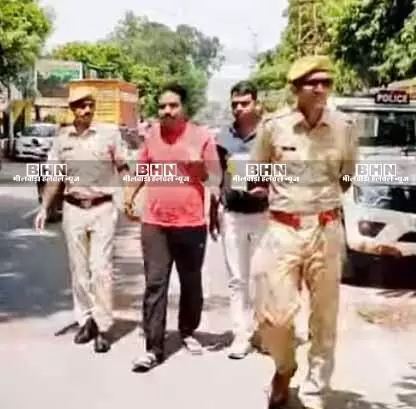 कमलेश की हत्या के आरोपित रणवीर को कोर्ट तक पैदल ले गई पुलिस, दो दिन का मिला रिमांड कमलेश की हत्या के आरोपित रणवीर को कोर्ट तक पैदल ले गई पुलिस, दो दिन का मिला रिमांड