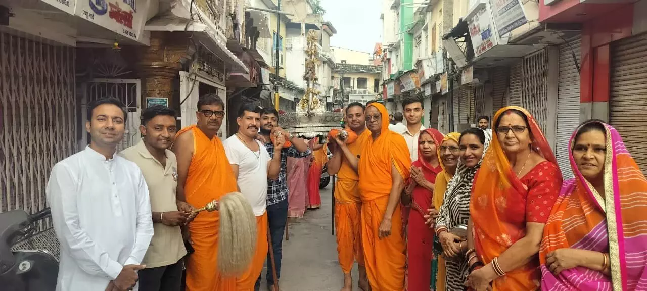 संभवनाथ दिगंबर जैन मंदिर से रजत पालकी में भगवान की शोभायात्रा निकली