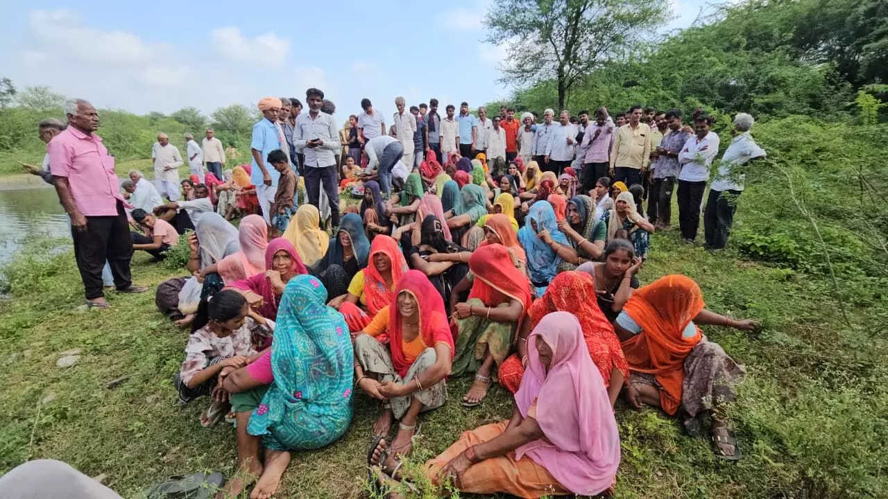 फुकीया बांध में आई चंद्रभागा नदी की जलराशि, ग्रामीणों ने की पूजा-अर्चना