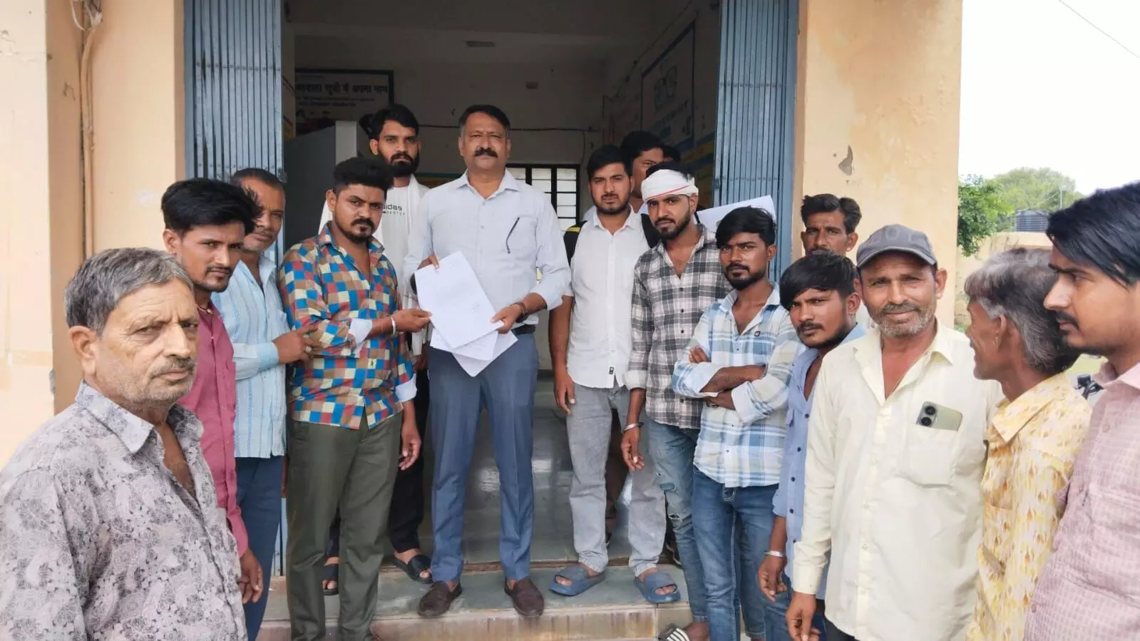 सोपुरा के सरकारी स्कूल को भूमि आवंटन की मांग को लेकर ग्रामीणों ने सोपा ज्ञापन