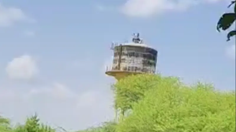 कानिया सरपंच देवेंद्र सिंह चढ़े पानी की टंकी पर, एक घंटे बाद उतरे, प्रधान ने की समझाइश