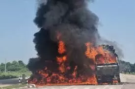 सब्जी से भरे ट्रक ने बाइक को मारी टक्कर, आग लगने से दोनों वाहन जलकर राख; बाइक सवार की मौत