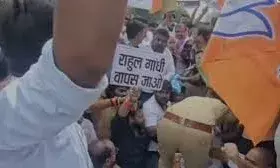 रायबरेली में राहुल गांधी का दौरा, मंत्री ने किया विरोध प्रदर्शन