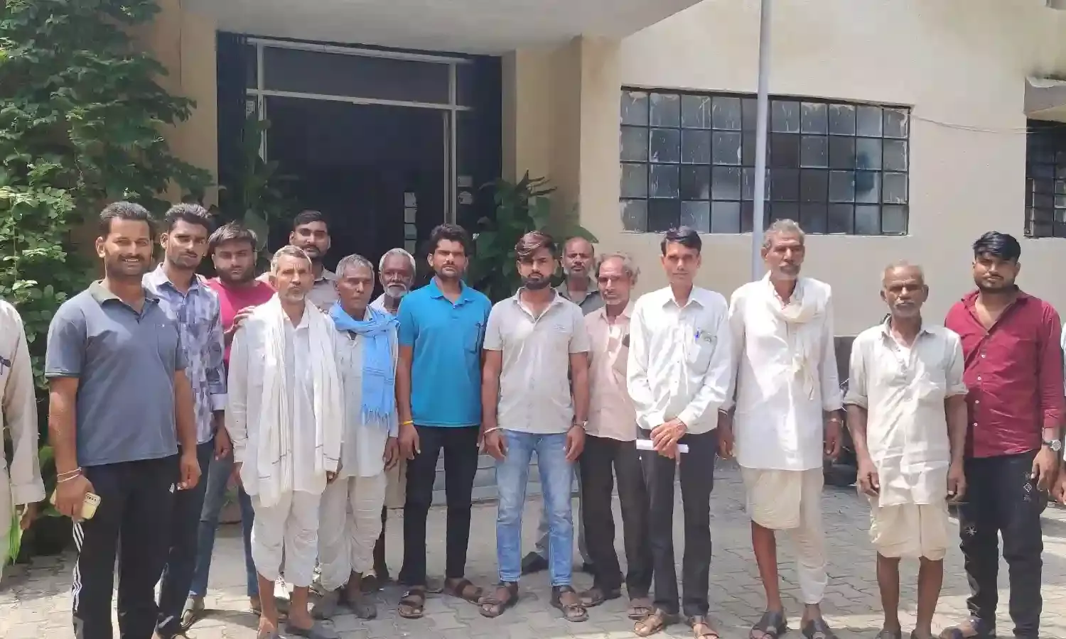 जवासिया बांध की बंद नहर से खेतों में भरा पानी, ग्रामीणों ने सौंपा ज्ञापन जवासिया बांध की बंद नहर से खेतों में भरा पानी, ग्रामीणों ने सौंपा ज्ञापन