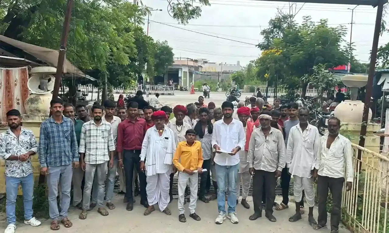 अतिवृष्टि से खराब फसले मुआवजे की मांग को लेकर किसानों का प्रदर्शन,सौंपा ज्ञापन