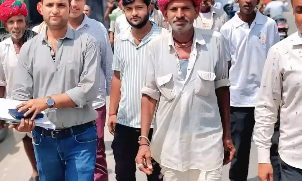 अतिवृष्टि से खराब हुई फसलों के मुआवजे की मांग को लेकर कलेक्टर को सौंपा ज्ञापन