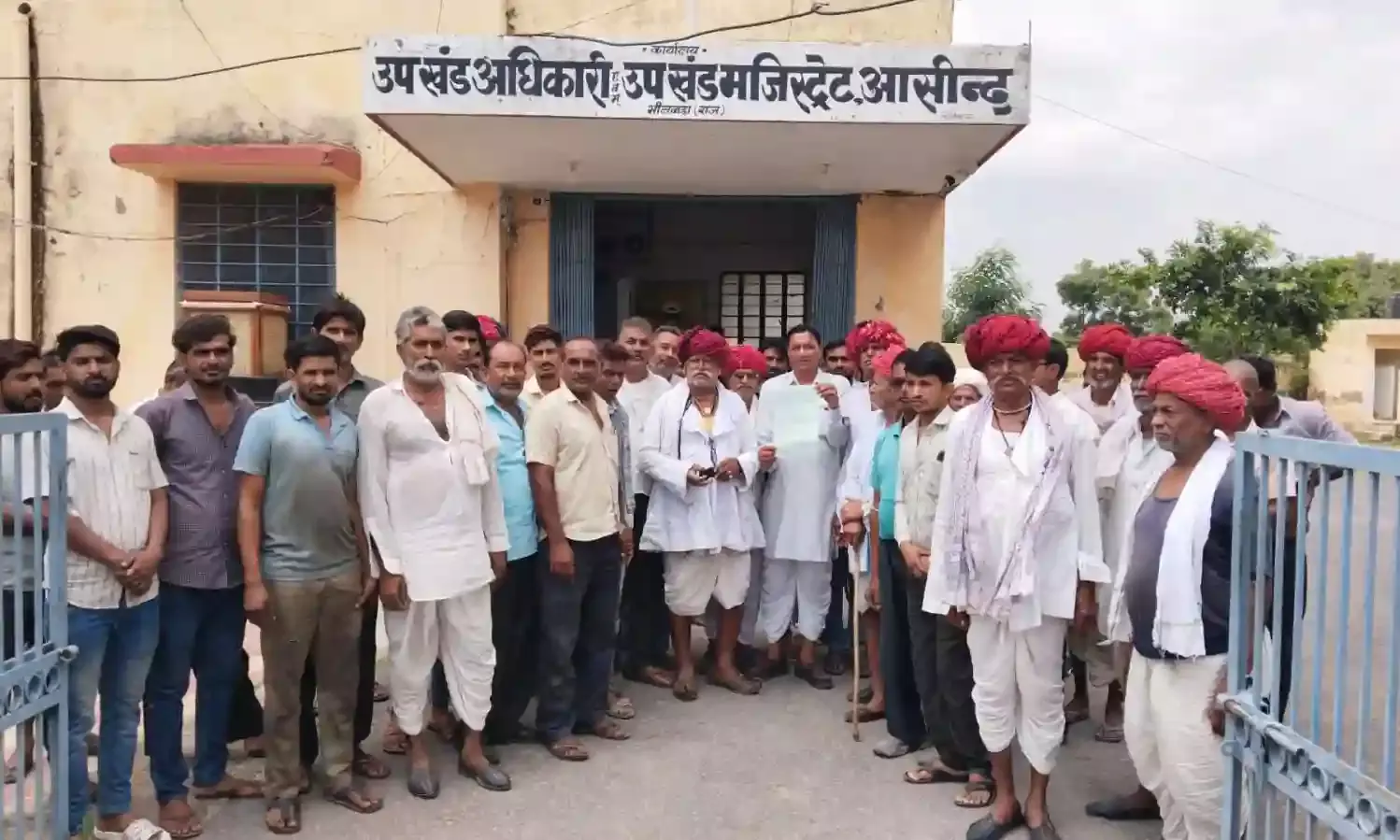 आसींद के गोपाल सागर में खारी बांध की छोटी नहर से पानी छोड़ने की मांग को लेकर ग्रामीणों ने सोपा ज्ञापन आसींद के गोपाल सागर में खारी बांध की छोटी नहर से पानी छोड़ने की मांग को लेकर ग्रामीणों ने सोपा ज्ञापन