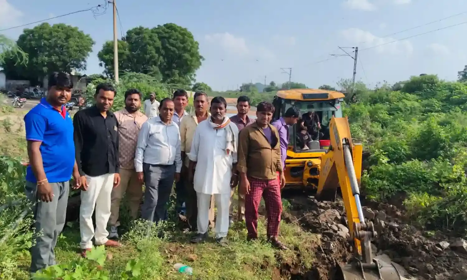 कीर खेड़ा रेल्वे अंडर ब्रिज में भरे पानी से मिली निजात, हलचल की खबर का असर कीर खेड़ा रेल्वे अंडर ब्रिज में भरे पानी से मिली निजात, हलचल की खबर का असर