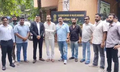 सरपंच व उसके साथियों द्वारा लाठियों व हथियारों से हमला, वाहनों को किया क्षतिग्रस्त सरपंच व उसके साथियों द्वारा लाठियों व हथियारों से हमला, वाहनों को किया क्षतिग्रस्त