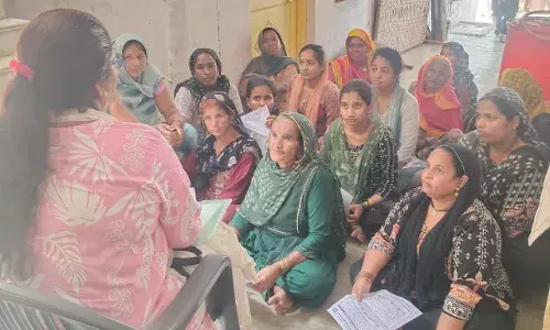 रावण की मंगरी मे महिलाओं को स्वच्छता व एफएसटीपी के फायदों की दी जानकारी