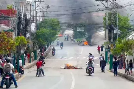 नेपाल में भड़की हिंसा: अब तक 22 मौतें, पशुपतिनाथ मंदिर बंद; भारत की सीमाओं पर बढ़ा खतरा नेपाल में भड़की हिंसा: अब तक 22 मौतें, पशुपतिनाथ मंदिर बंद; भारत की सीमाओं पर बढ़ा खतरा