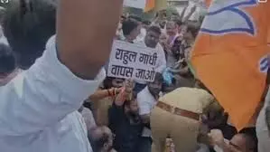 रायबरेली में राहुल गांधी का दौरा, मंत्री ने किया विरोध प्रदर्शन