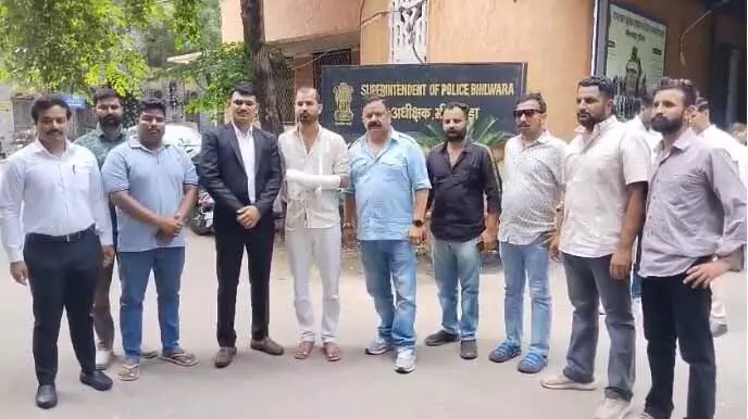 सरपंच व उसके साथियों द्वारा लाठ‍ियों व हथ‍ियारों से हमला,  वाहनों को कि‍या क्षत‍िग्रस्‍त