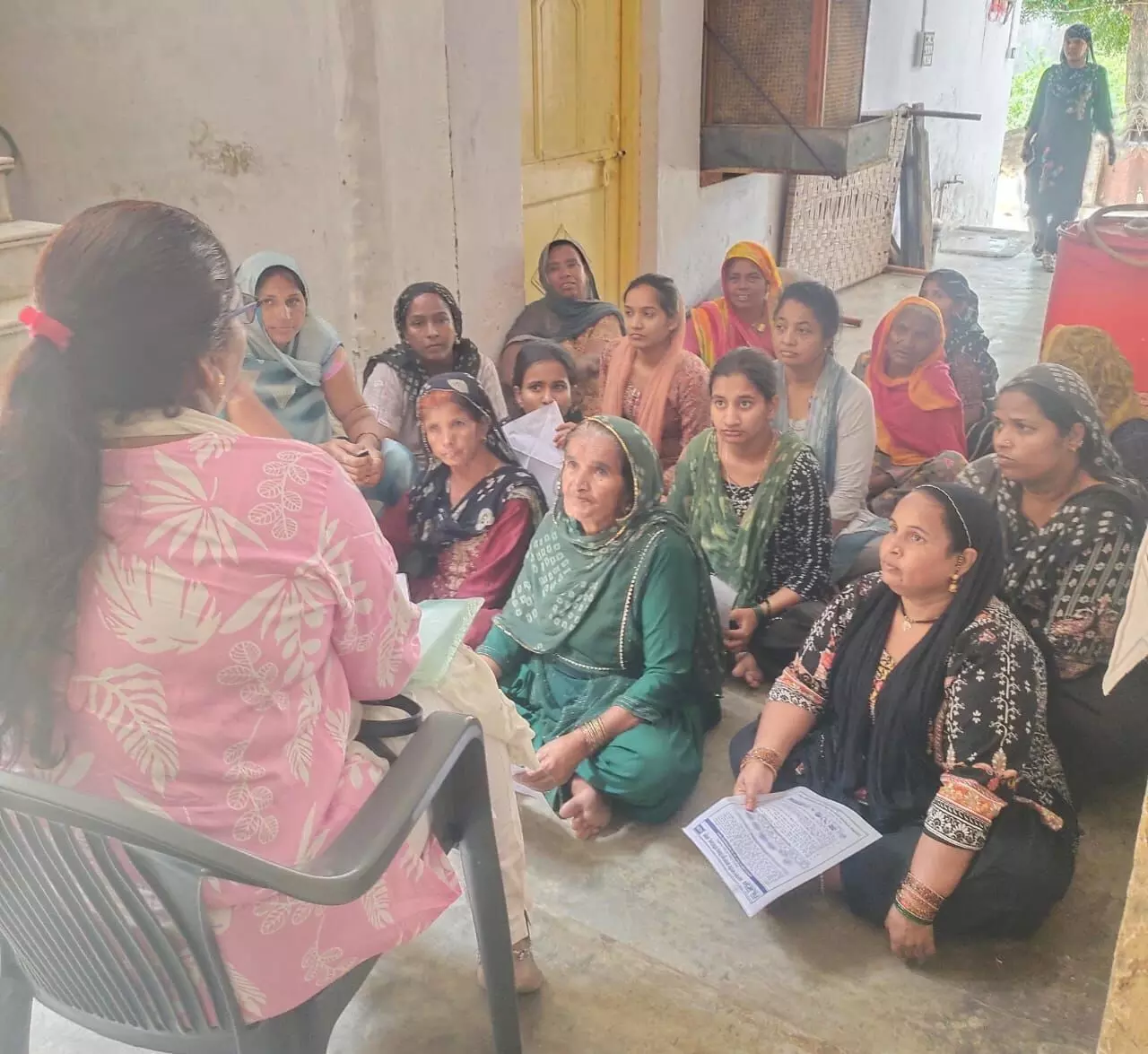 रावण की मंगरी मे महिलाओं को स्वच्छता व एफएसटीपी के फायदों की दी जानकारी