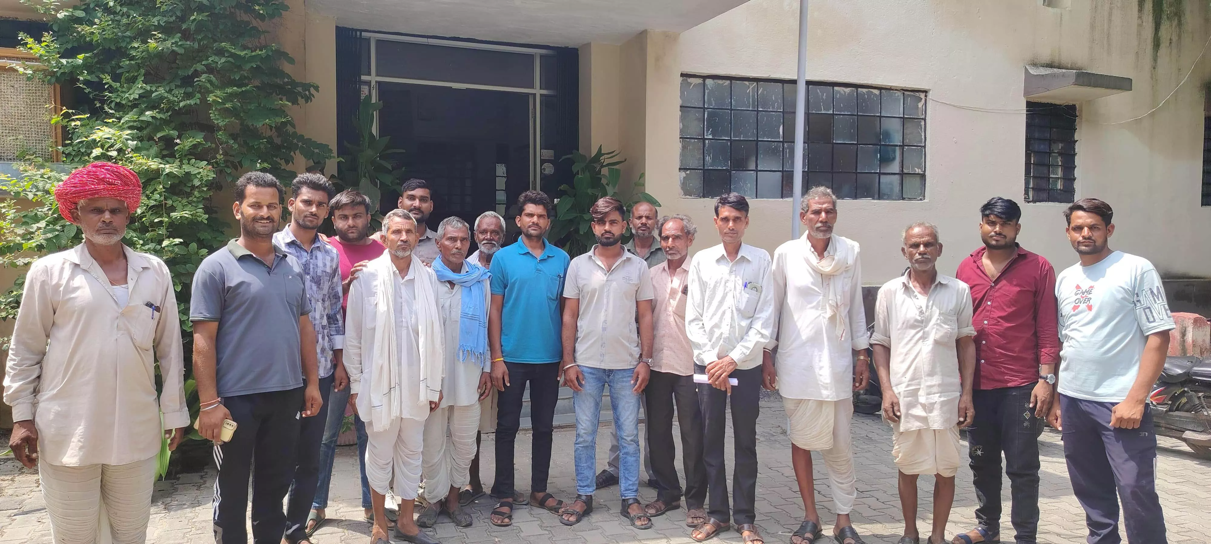 जवासिया बांध की बंद नहर से खेतों में भरा पानी, ग्रामीणों ने सौंपा ज्ञापन