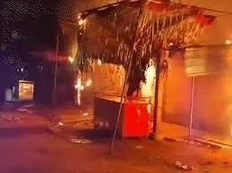 सांचौर के टांपी में भीषण अग्निकांड, छह दुकानों में लगी आग से लाखों का सामान जलकर राख सांचौर के टांपी में भीषण अग्निकांड, छह दुकानों में लगी आग से लाखों का सामान जलकर राख