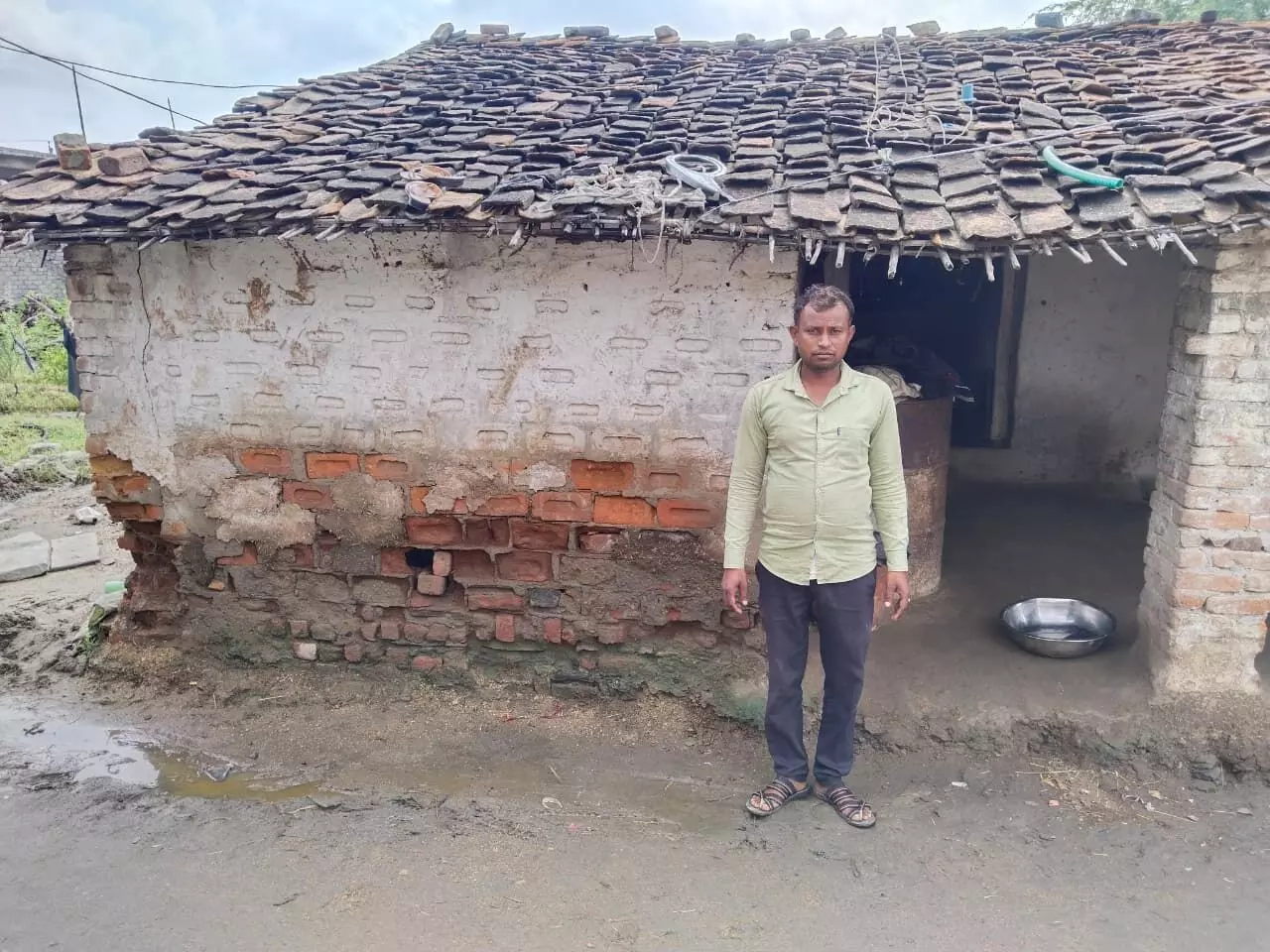 सिदडियास गांव में कच्चा घर गिरने की कगार पर, सरकार से लगाई गुहार सिदडियास गांव में कच्चा घर गिरने की कगार पर, सरकार से लगाई गुहार