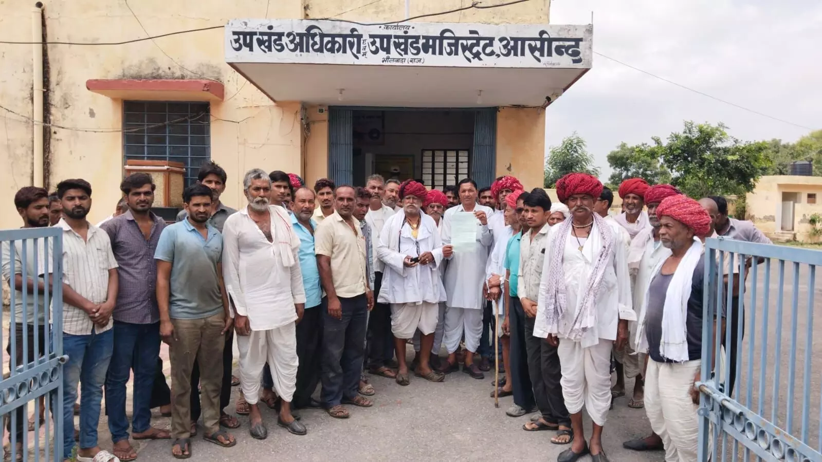 आसींद के गोपाल सागर में खारी बांध की छोटी नहर से पानी छोड़ने की मांग को लेकर ग्रामीणों ने सोपा ज्ञापन