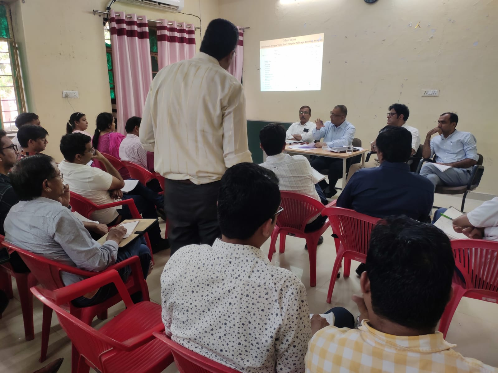 सीएमएचओ डॉ. शर्मा ने टीम भावना से कार्य करते हुए स्वास्थ्य सेवाओं की गुणवत्ता में सुधार के चिकित्सकों को दिये निर्देश