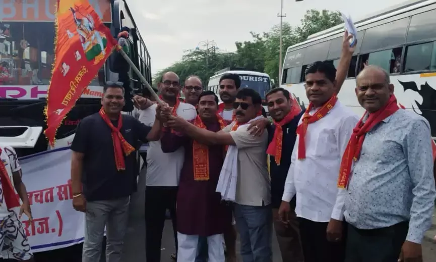 तिलक नगर महेश बचत समिति का भ्रमण कार्यक्रम, जयकारों के साथ हुआ शुभारंभ