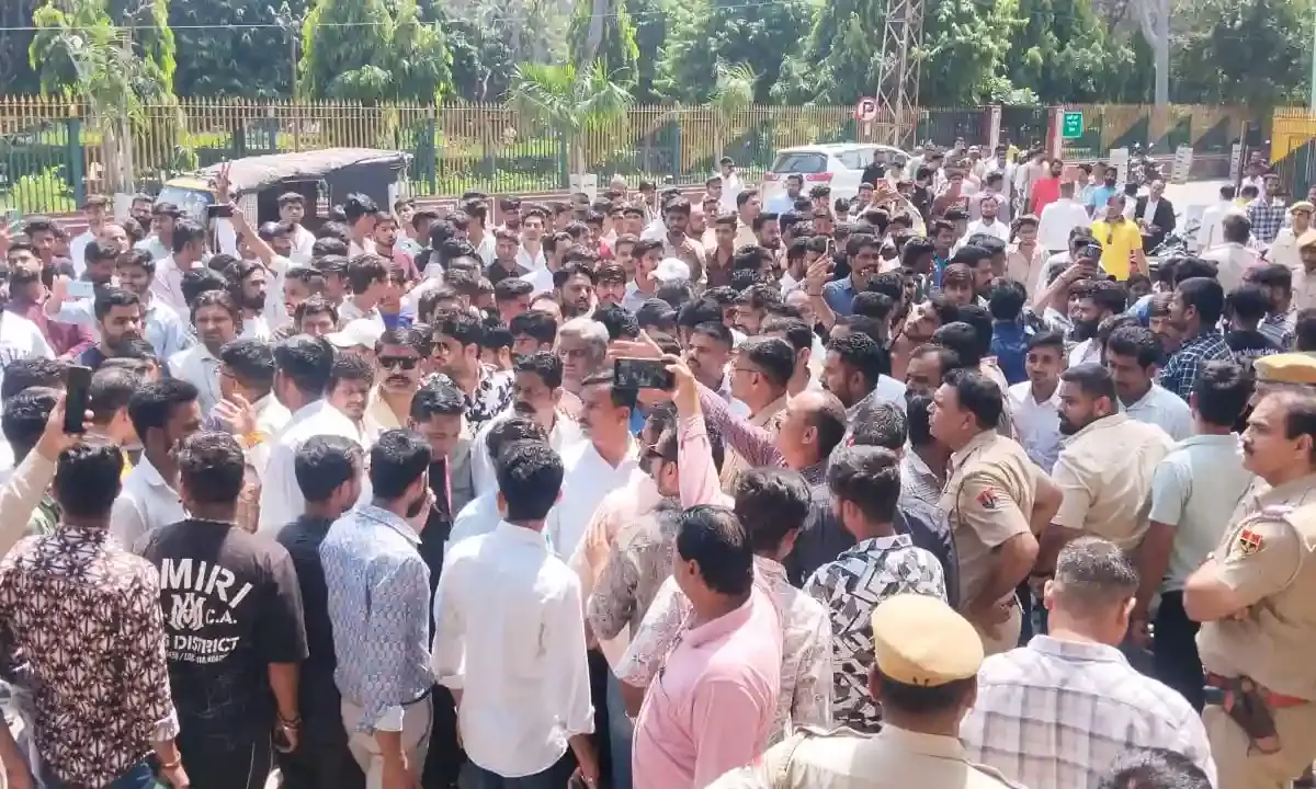 सरपंच व उसके साथियों पर हमला करने का आरोप, निष्पक्ष जांच की मांग को लेकर एसपी को सौंपा ज्ञापन सरपंच व उसके साथियों पर हमला करने का आरोप, निष्पक्ष जांच की मांग को लेकर एसपी को सौंपा ज्ञापन