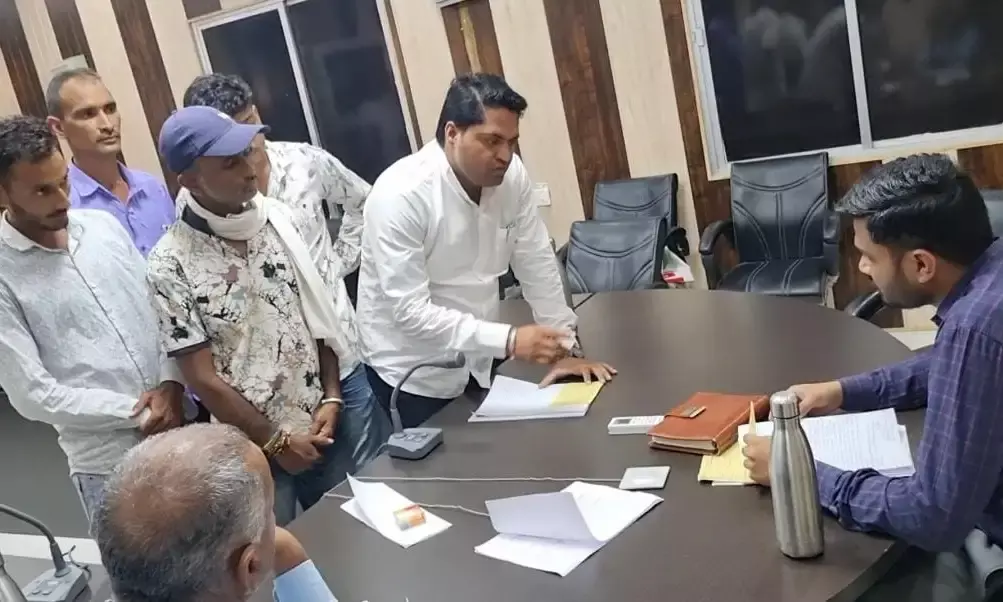 अवैध अतिक्रमण और घटिया सड़क निर्माण को लेकर जनसुनवाई में ज्ञापन सौंपा