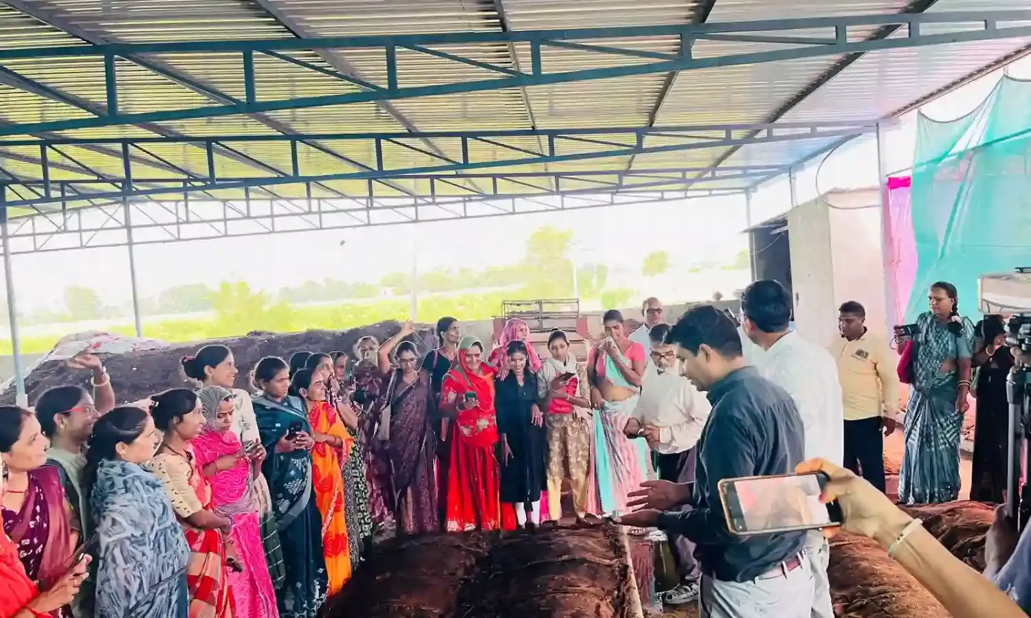 कृषि सखियों ने किया वर्मीकम्पोस्ट यूनिट का अवलोकन, जैविक खेती के महत्व पर जोर