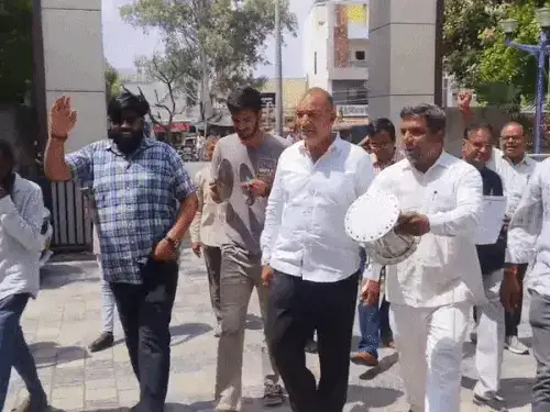 डमरू-मंजीरे बजा कर जताया विरोध, नगर विकास न्यास के खिलाफ फूटा लोगों का गुस्सा