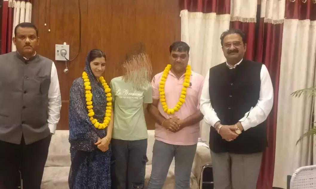 मध्यस्थता अभियान से 12 वर्षों पुराना तलाक विवाद समाप्त दंपती पुनः हुए एक, माला पहनाई व एक साथ घर लौटे मध्यस्थता अभियान से 12 वर्षों पुराना तलाक विवाद समाप्त दंपती पुनः हुए एक, माला पहनाई व एक साथ घर लौटे