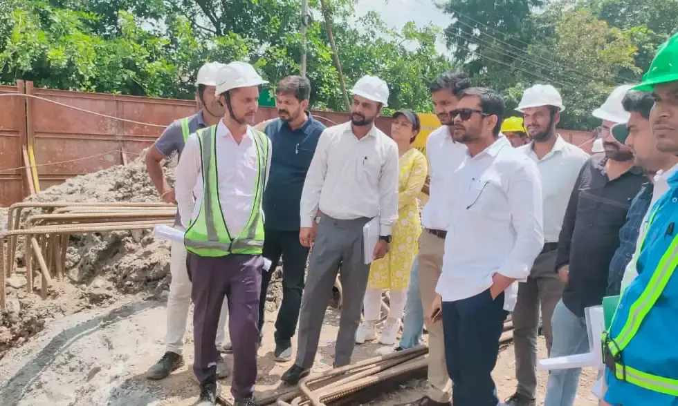 जिला कलक्टर मेहता ने किया एलिवेटेड रोड़ निर्माण कार्य का निरीक्षण, टाइम लाइन में काम पूरा करने के दिए निर्देश जिला कलक्टर मेहता ने किया एलिवेटेड रोड़ निर्माण कार्य का निरीक्षण, टाइम लाइन में काम पूरा करने के दिए निर्देश