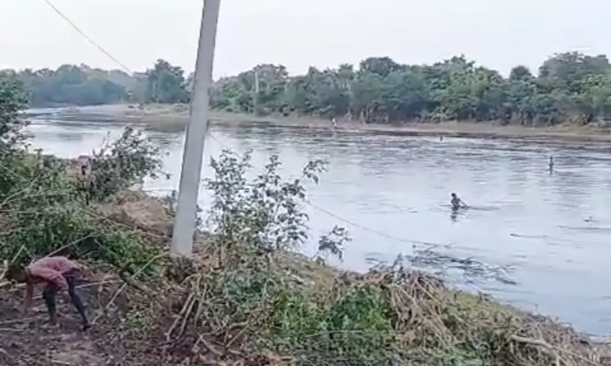 कमर तक भरे पानी मे उतर बहाल की बिजली, कर्मचारियों के जज़्बे से पुनरोशन हुए ओगणा 33 केवी जीएसएस से जुड़े गांव