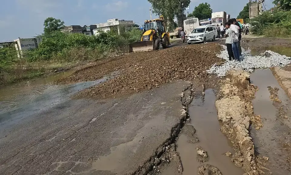 सरपंच संघ की चेतावनी के बाद मेगा हाईवे पर गड्ढे भरने का कार्य शुरू सरपंच संघ की चेतावनी के बाद मेगा हाईवे पर गड्ढे भरने का कार्य शुरू