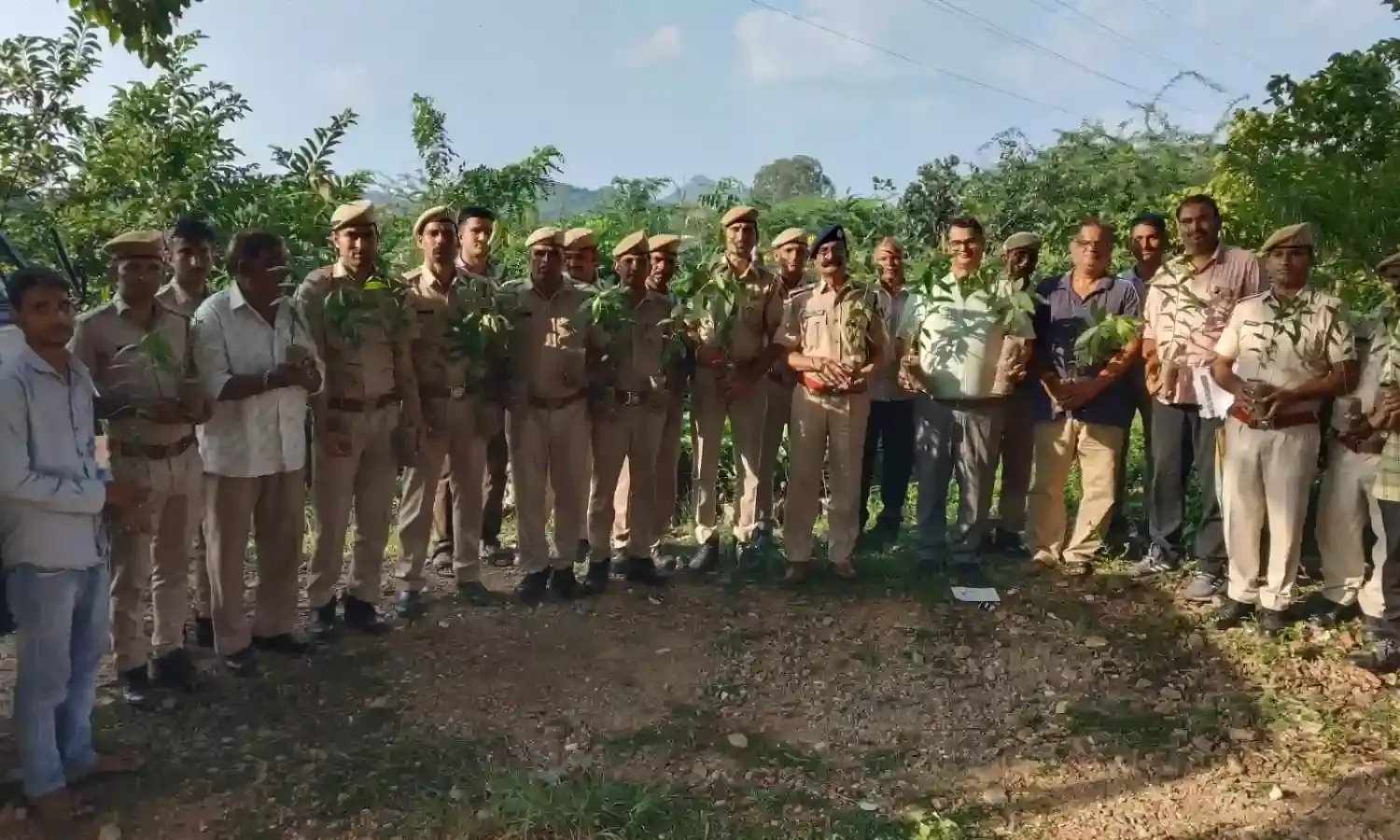 सृजन की सुरक्षा योजना’ के तहत चीरवा में 2000 पौधे लगाए