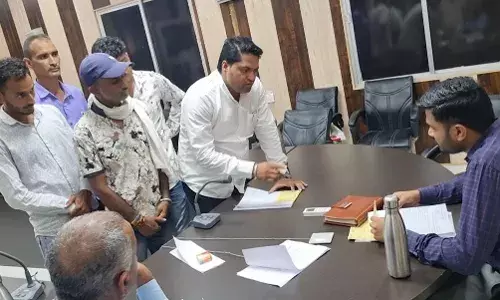 अवैध अतिक्रमण और घटिया सड़क निर्माण को लेकर जनसुनवाई में ज्ञापन सौंपा