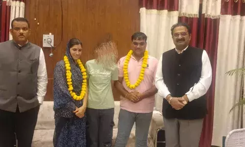 मध्यस्थता अभियान से 12 वर्षों पुराना तलाक विवाद समाप्त दंपती पुनः हुए एक, माला पहनाई व एक साथ घर लौटे मध्यस्थता अभियान से 12 वर्षों पुराना तलाक विवाद समाप्त दंपती पुनः हुए एक, माला पहनाई व एक साथ घर लौटे