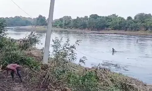 कमर तक भरे पानी मे उतर बहाल की बिजली, कर्मचारियों के जज़्बे से पुनरोशन हुए ओगणा 33 केवी जीएसएस से जुड़े गांव