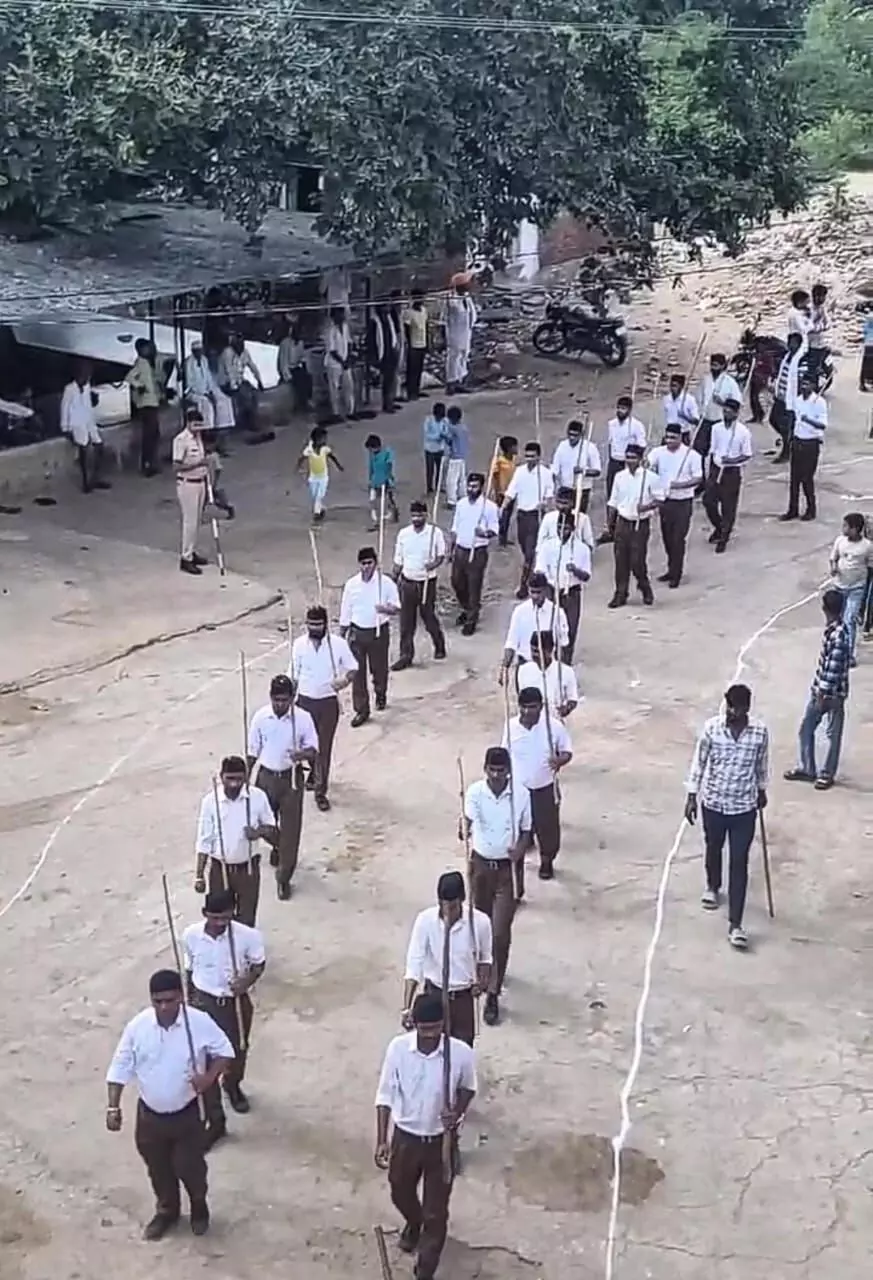 ढीकोला में संघ के शताब्दी वर्ष पर पथ संचलन ढीकोला में संघ के शताब्दी वर्ष पर पथ संचलन