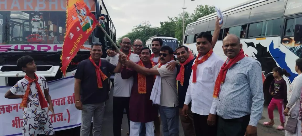 तिलक नगर महेश बचत समिति का भ्रमण कार्यक्रम, जयकारों के साथ हुआ शुभारंभ