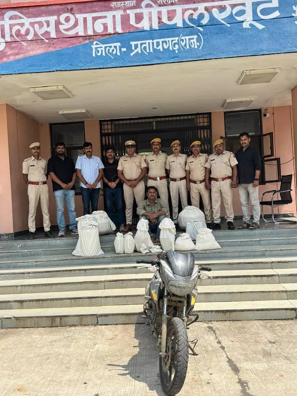 प्रतापगढ़ में 50 करोड़ की एमडी ड्रग फैक्ट्री का भंडाफोड़,25 हजार का इनामी तस्कर गिरफ्तार