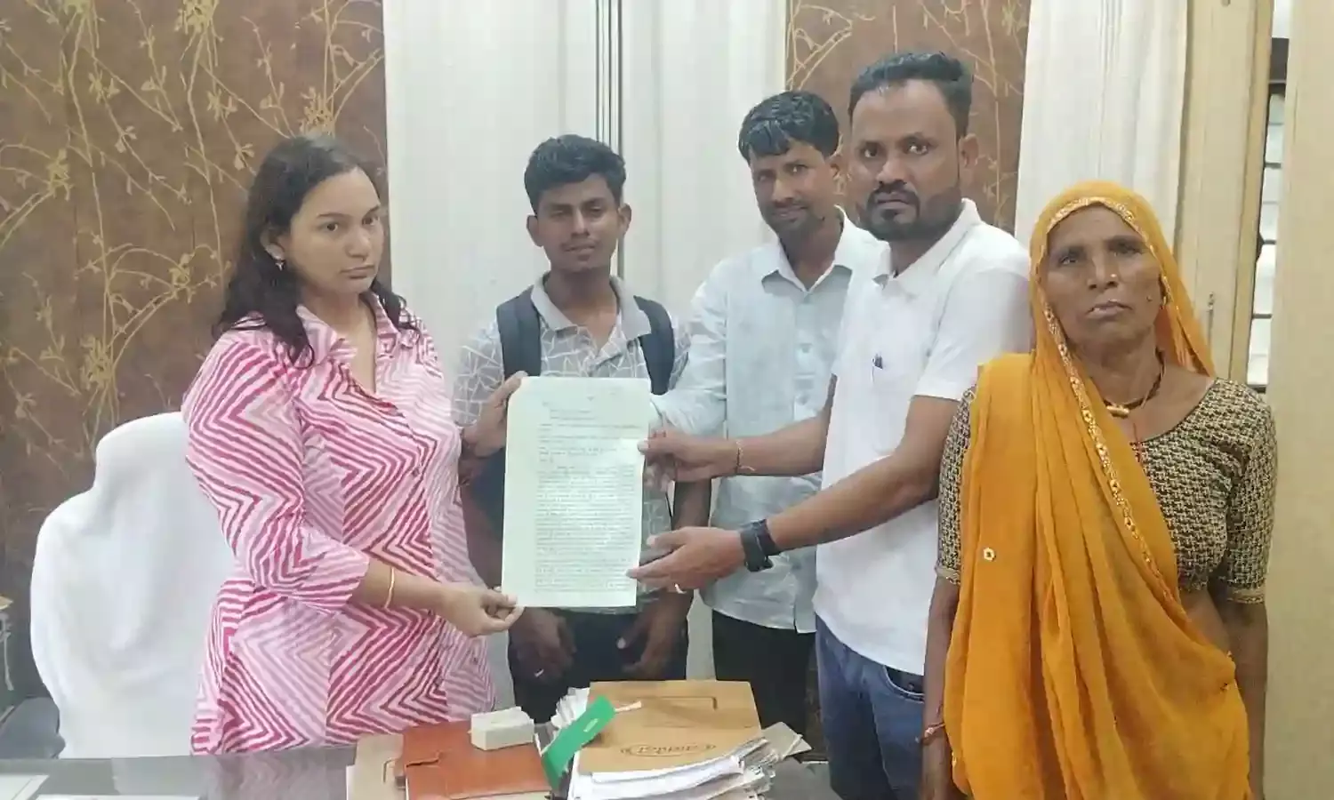 ग्रामीणों ने जल निकासी समस्या को लेकर सौंपा ज्ञापन, चार वर्षों से बंद है पानी की निकासी, खेती हो चुकी है ठप