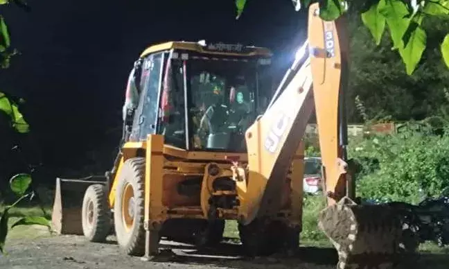 रायला में अवैध खनन पर कार्रवाई, जेसीबी जब्त