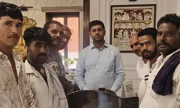 चाँदमा गांव की बदहाल स्थिति को लेकर ग्रामवासियों ने सौंपा ज्ञापन, शिक्षा, स्वास्थ्य और जल संकट को लेकर जताई चिंता