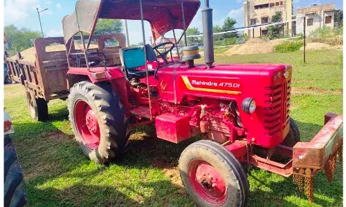 बजरी परिवहन करती दो ट्रैक्टर-ट्रॉली जब्त