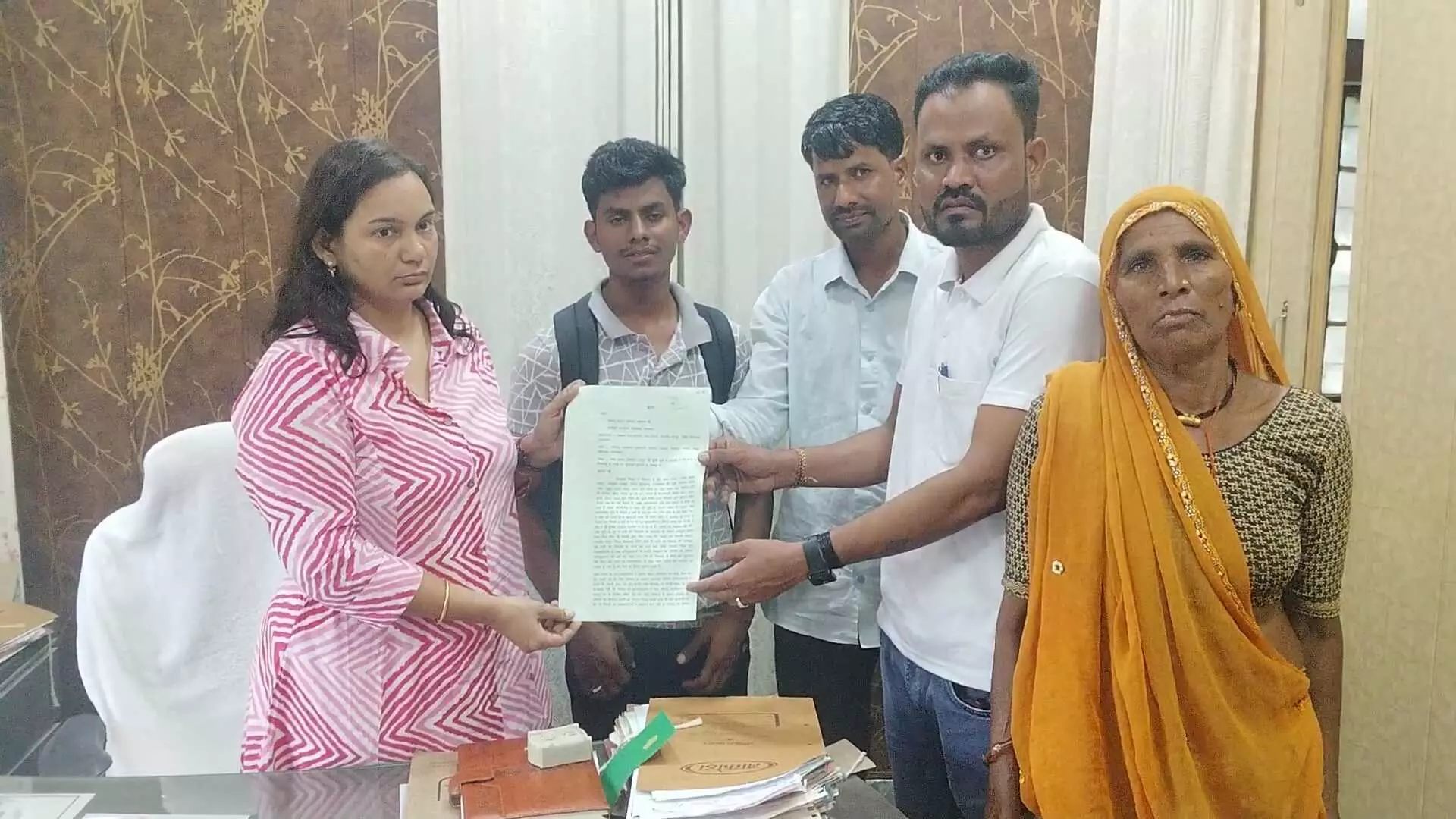 ग्रामीणों ने जल निकासी समस्या को लेकर सौंपा ज्ञापन, चार वर्षों से बंद है पानी की निकासी, खेती हो चुकी है ठप