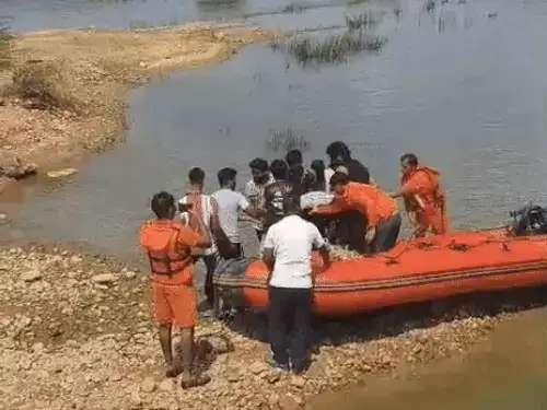 बनास नदी में बहे कैलाश का 18 घंटे बाद एक किलोमीटर दूर मिला शव बनास नदी में बहे कैलाश का 18 घंटे बाद एक किलोमीटर दूर मिला शव