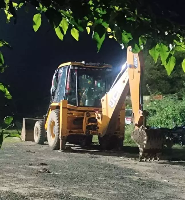 रायला में अवैध खनन पर कार्रवाई, जेसीबी जब्त